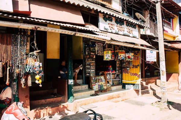 Gokarna Karnataka 印度2019年2月11日下午位于 Gokarna 镇主干道上的传统印度商店景观 — 图库照片