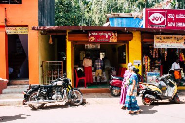 Gokarna Karnataka Hindistan 11 Şubat 2019 Gokarna şehrin ana yol öğleden sonra bilinmeyen insanlar görünümünü