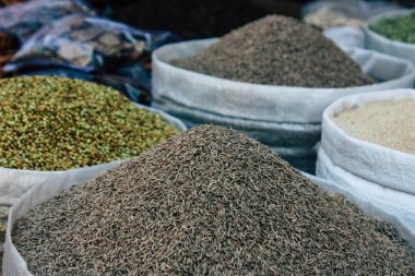 Gokarna Karnataka Hindistan 12 Şubat 2019 geleneksel Hint baharat farklı bir Closeup satılan Gokarna şehrin ana yol öğleden sonra bulunan bir dükkanda