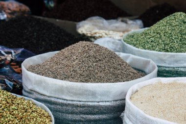 Gokarna Karnataka Hindistan 12 Şubat 2019 geleneksel Hint baharat farklı bir Closeup satılan Gokarna şehrin ana yol öğleden sonra bulunan bir dükkanda