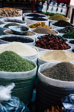 Gokarna Karnataka Hindistan 12 Şubat 2019 geleneksel Hint baharat farklı bir Closeup satılan Gokarna şehrin ana yol öğleden sonra bulunan bir dükkanda