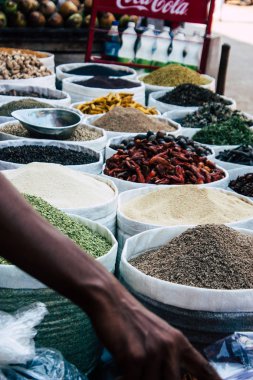 Gokarna Karnataka Hindistan 12 Şubat 2019 geleneksel Hint baharat farklı bir Closeup satılan Gokarna şehrin ana yol öğleden sonra bulunan bir dükkanda