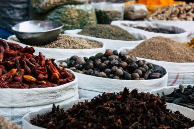 Gokarna Karnataka Hindistan 12 Şubat 2019 geleneksel Hint baharat farklı bir Closeup satılan Gokarna şehrin ana yol öğleden sonra bulunan bir dükkanda