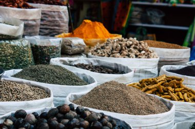 Gokarna Karnataka Hindistan 12 Şubat 2019 geleneksel Hint baharat farklı bir Closeup satılan Gokarna şehrin ana yol öğleden sonra bulunan bir dükkanda