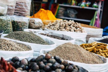 Gokarna Karnataka Hindistan 12 Şubat 2019 geleneksel Hint baharat farklı bir Closeup satılan Gokarna şehrin ana yol öğleden sonra bulunan bir dükkanda