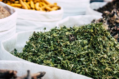 Gokarna Karnataka Hindistan 12 Şubat 2019 geleneksel Hint baharat farklı bir Closeup satılan Gokarna şehrin ana yol öğleden sonra bulunan bir dükkanda