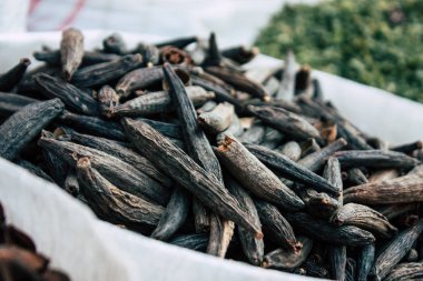 Gokarna Karnataka Hindistan 12 Şubat 2019 geleneksel Hint baharat farklı bir Closeup satılan Gokarna şehrin ana yol öğleden sonra bulunan bir dükkanda