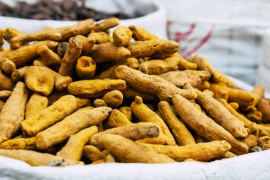 Gokarna Karnataka Hindistan 12 Şubat 2019 geleneksel Hint baharat farklı bir Closeup satılan Gokarna şehrin ana yol öğleden sonra bulunan bir dükkanda