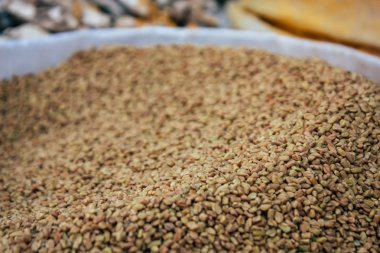 Gokarna Karnataka Hindistan 12 Şubat 2019 geleneksel Hint baharat farklı bir Closeup satılan Gokarna şehrin ana yol öğleden sonra bulunan bir dükkanda