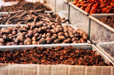 Gokarna Karnataka Hindistan 12 Şubat 2019 geleneksel Hint baharat farklı bir Closeup satılan Gokarna şehrin ana yol öğleden sonra bulunan bir dükkanda