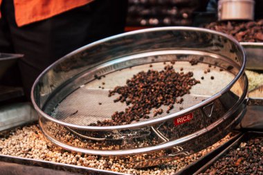 Gokarna Karnataka Hindistan 12 Şubat 2019 geleneksel Hint baharat farklı bir Closeup satılan Gokarna şehrin ana yol öğleden sonra bulunan bir dükkanda