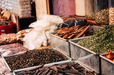 Gokarna Karnataka Hindistan 12 Şubat 2019 geleneksel Hint baharat farklı bir Closeup satılan Gokarna şehrin ana yol öğleden sonra bulunan bir dükkanda