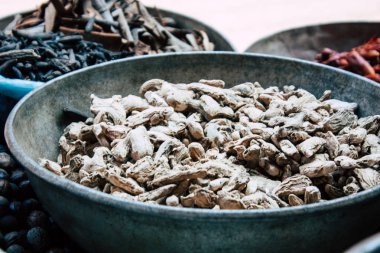 Gokarna Karnataka Hindistan 12 Şubat 2019 geleneksel Hint baharat farklı bir Closeup satılan Gokarna şehrin ana yol öğleden sonra bulunan bir dükkanda