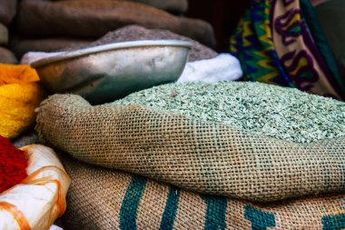 Gokarna Karnataka Hindistan 12 Şubat 2019 geleneksel Hint baharat farklı bir Closeup satılan Gokarna şehrin ana yol öğleden sonra bulunan bir dükkanda