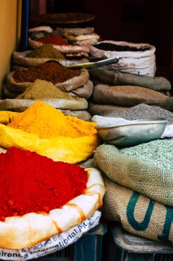 Gokarna Karnataka Hindistan 12 Şubat 2019 geleneksel Hint baharat farklı bir Closeup satılan Gokarna şehrin ana yol öğleden sonra bulunan bir dükkanda