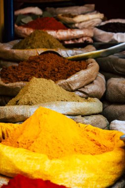 Gokarna Karnataka Hindistan 12 Şubat 2019 geleneksel Hint baharat farklı bir Closeup satılan Gokarna şehrin ana yol öğleden sonra bulunan bir dükkanda