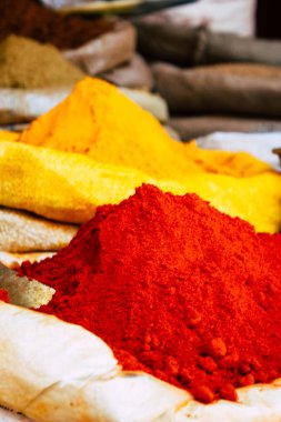 Gokarna Karnataka Hindistan 12 Şubat 2019 geleneksel Hint baharat farklı bir Closeup satılan Gokarna şehrin ana yol öğleden sonra bulunan bir dükkanda