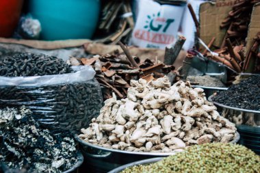 Gokarna Karnataka Hindistan 12 Şubat 2019 geleneksel Hint baharat farklı bir Closeup satılan Gokarna şehrin ana yol öğleden sonra bulunan bir dükkanda