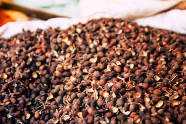 Gokarna Karnataka Hindistan 12 Şubat 2019 geleneksel Hint baharat farklı bir Closeup satılan Gokarna şehrin ana yol öğleden sonra bulunan bir dükkanda