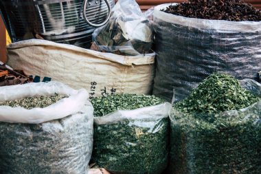 Gokarna Karnataka Hindistan 12 Şubat 2019 geleneksel Hint baharat farklı bir Closeup satılan Gokarna şehrin ana yol öğleden sonra bulunan bir dükkanda