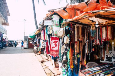 Gokarna Karnataka Hindistan 11 Şubat 2019 görünümünü geleneksel Hint Mağazaları bulunan Gokarna şehrin ana yol öğleden sonra