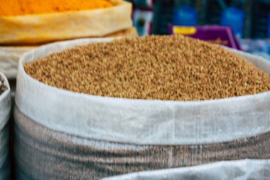 Gokarna Karnataka Hindistan 12 Şubat 2019 geleneksel Hint baharat farklı bir Closeup satılan Gokarna şehrin ana yol öğleden sonra bulunan bir dükkanda