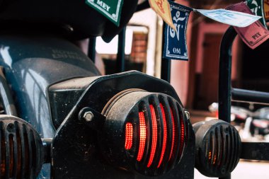 Gokarna Karnataka Hindistan 13 Şubat 2019 Closeup Royal Enfield motosiklet Park Gokarna şehrin ana yol sabah