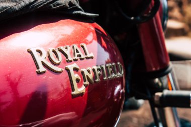 Gokarna Karnataka Hindistan 13 Şubat 2019 Closeup Royal Enfield motosiklet Park Gokarna şehrin ana yol sabah