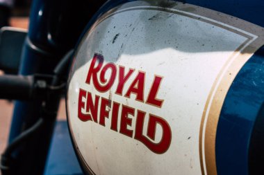 Gokarna Karnataka Hindistan 13 Şubat 2019 Closeup Royal Enfield motosiklet Park Gokarna şehrin ana yol sabah