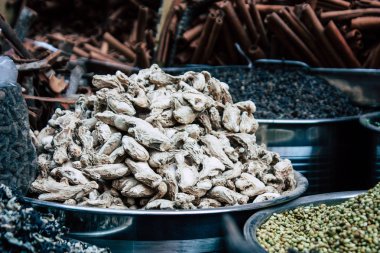 Gokarna Karnataka Hindistan 12 Şubat 2019 geleneksel Hint baharat farklı bir Closeup satılan Gokarna şehrin ana yol öğleden sonra bulunan bir dükkanda