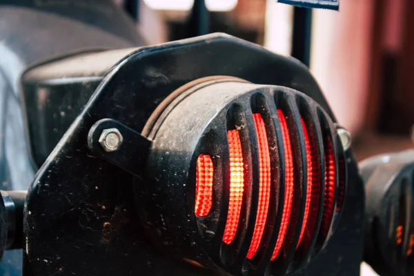 Gokarna Karnataka Hindistan 13 Şubat 2019 Closeup Royal Enfield motosiklet Park Gokarna şehrin ana yol sabah