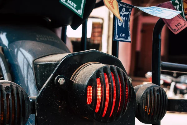 Gokarna Karnataka Hindistan 13 Şubat 2019 Closeup Royal Enfield motosiklet Park Gokarna şehrin ana yol sabah