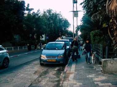 Tel Aviv İsrail 18 Şubat 2019 bilinmeyen İsrail halkının öğleden sonra Tel Aviv sokaklarında yürüyüş görünümü