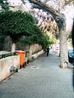 Tel Aviv İsrail 18 Şubat 2019 bilinmeyen İsrail halkının öğleden sonra Tel Aviv sokaklarında yürüyüş görünümü