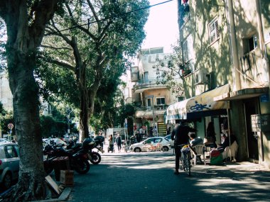 Tel Aviv İsrail 18 Şubat 2019 bilinmeyen İsrail halkının öğleden sonra Tel Aviv sokaklarında yürüyüş görünümü