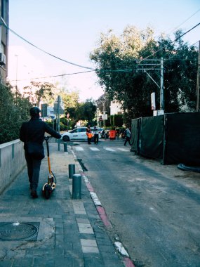 Tel Aviv İsrail 18 Şubat 2019 bilinmeyen İsrail halkının öğleden sonra Tel Aviv sokaklarında yürüyüş görünümü