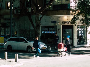 Tel Aviv İsrail 18 Şubat 2019 bilinmeyen İsrail halkının öğleden sonra Tel Aviv sokaklarında yürüyüş görünümü