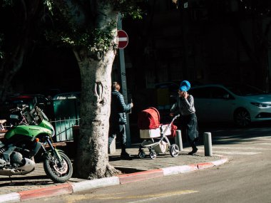 Tel Aviv İsrail 18 Şubat 2019 bilinmeyen İsrail halkının öğleden sonra Tel Aviv sokaklarında yürüyüş görünümü