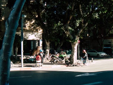 Tel Aviv İsrail 18 Şubat 2019 bilinmeyen İsrail halkının öğleden sonra Tel Aviv sokaklarında yürüyüş görünümü