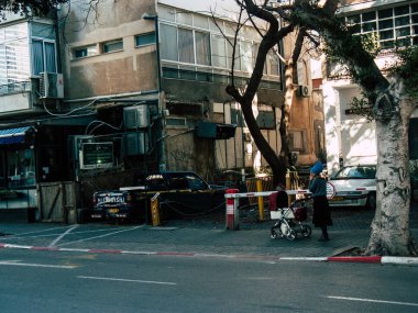 Tel Aviv İsrail 18 Şubat 2019 bilinmeyen İsrail halkının öğleden sonra Tel Aviv sokaklarında yürüyüş görünümü