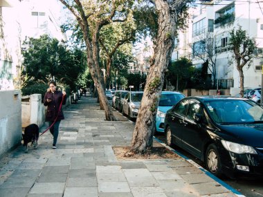Tel Aviv İsrail 18 Şubat 2019 bilinmeyen İsrail halkının öğleden sonra Tel Aviv sokaklarında yürüyüş görünümü