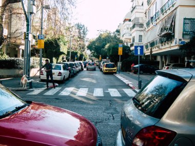 Tel Aviv İsrail 18 Şubat 2019 bilinmeyen İsrail halkının öğleden sonra Tel Aviv sokaklarında yürüyüş görünümü