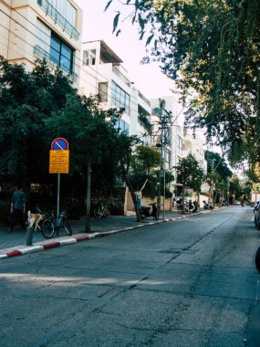 Tel Aviv İsrail 18 Şubat 2019 bilinmeyen İsrail halkının öğleden sonra Tel Aviv sokaklarında yürüyüş görünümü