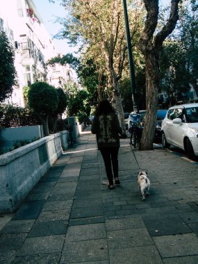 Tel Aviv İsrail 18 Şubat 2019 bilinmeyen İsrail halkının öğleden sonra Tel Aviv sokaklarında yürüyüş görünümü