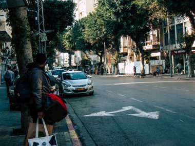 Tel Aviv İsrail 18 Şubat 2019 bilinmeyen İsrail halkının öğleden sonra Tel Aviv sokaklarında yürüyüş görünümü