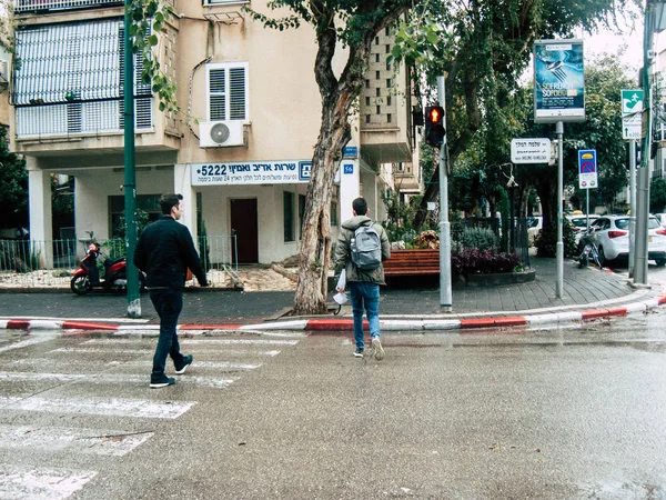 特拉维夫以色列 2019年2月18日 2019年2月18日下午在特拉维夫街头行走的不明身份的以色列人的观点 — 图库照片