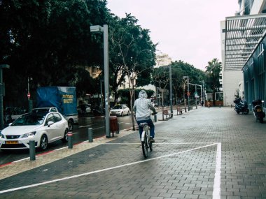 Tel Aviv İsrail 18 Şubat 2019 öğleden sonra Tel Aviv sokaklarında bir bisiklet ile bilinmeyen İsrail halkının görünümü