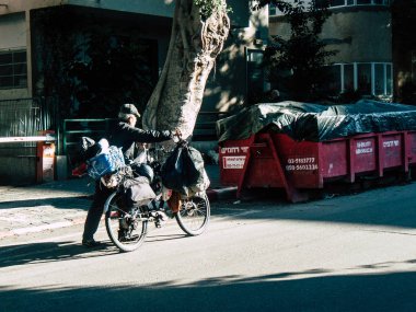 Tel Aviv İsrail 18 Şubat 2019 öğleden sonra Tel Aviv sokaklarında bir bisiklet ile bilinmeyen İsrail halkının görünümü