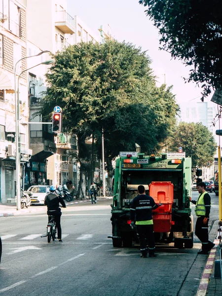 Tel Aviv İsrail 18 Şubat 2019 öğleden sonra Tel Aviv sokaklarında bir bisiklet ile bilinmeyen İsrail halkının görünümü