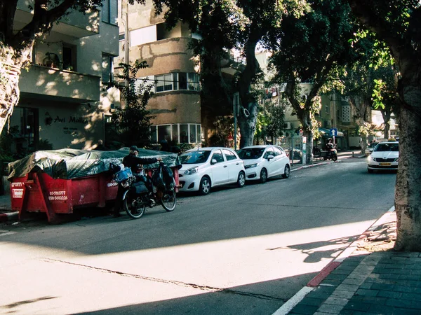 Tel Aviv İsrail 18 Şubat 2019 öğleden sonra Tel Aviv sokaklarında bir bisiklet ile bilinmeyen İsrail halkının görünümü